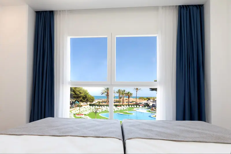 Sypialnia z widokiem na morze w rodzinnym apartamencie z dwiema sypialniami w Alcossebre Sea Experience