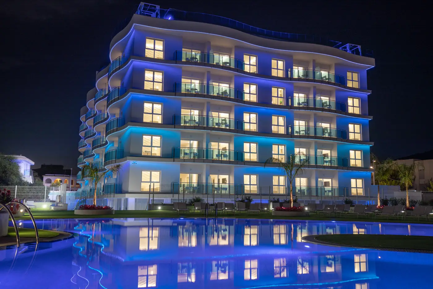 Podświetlona nocą fasada Alcossebre Sea Experience, na miejscu dawnego Hotelu Jeremías w Alcocéber