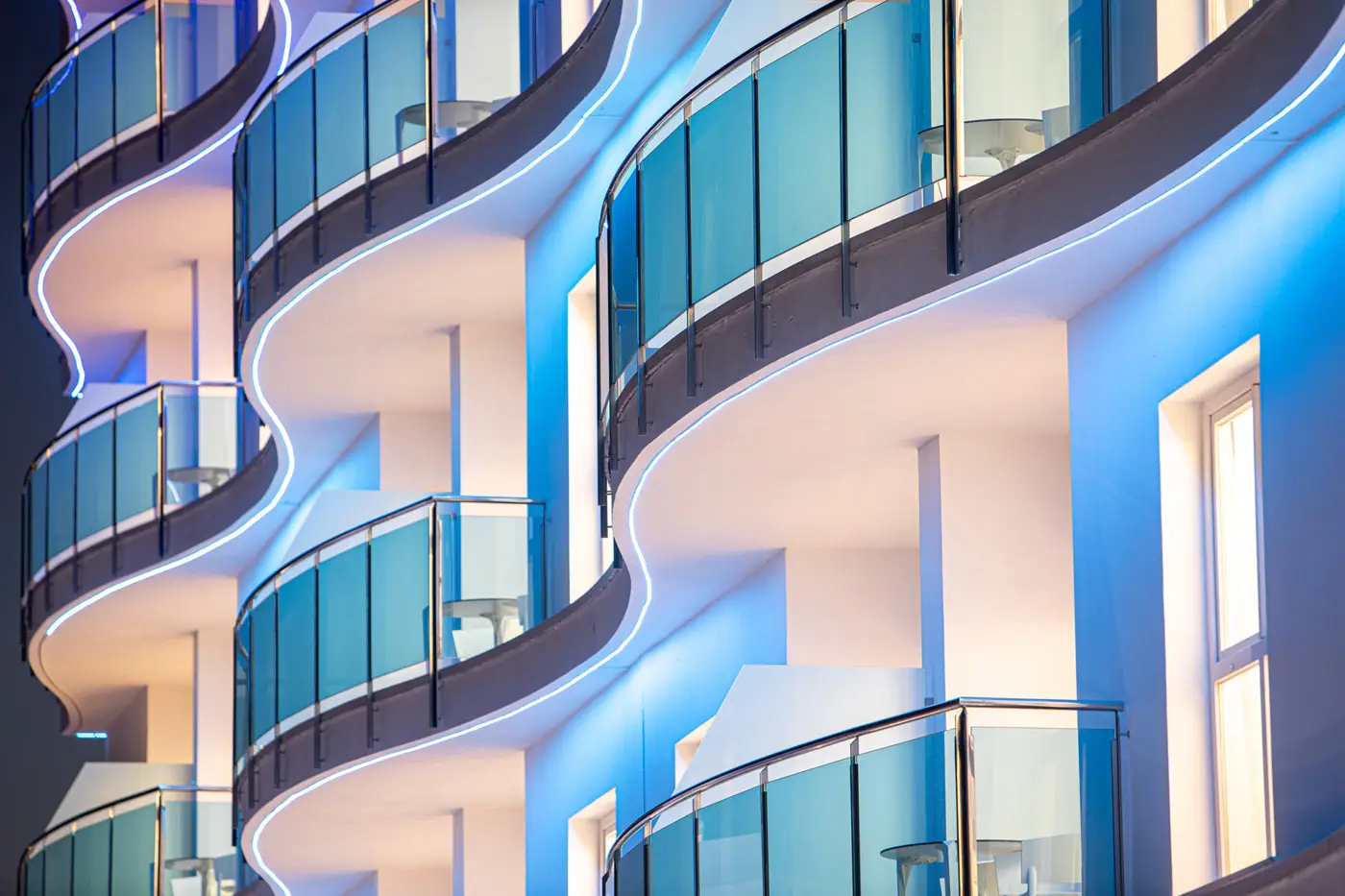 Tarasy apartamentów Alcossebre Sea Experience, czterogwiazdkowego aparthotelu w Alcocéber