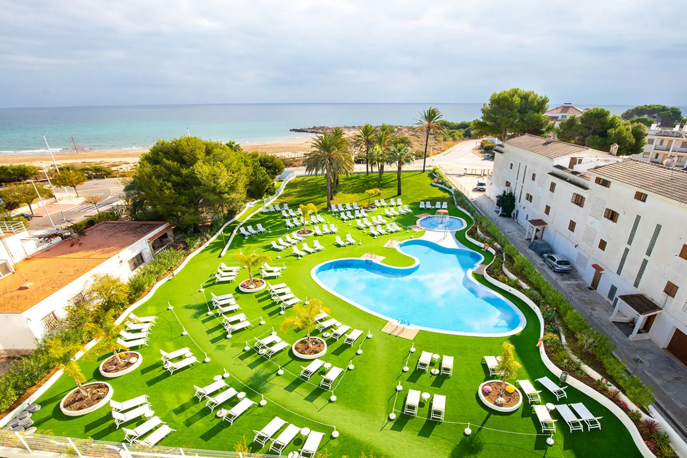 Hôtel à Alcossebre : jardin et piscine d'Alcossebre Sea Experience, l'ancien Hotel Jeremías, face à la plage du Cargador