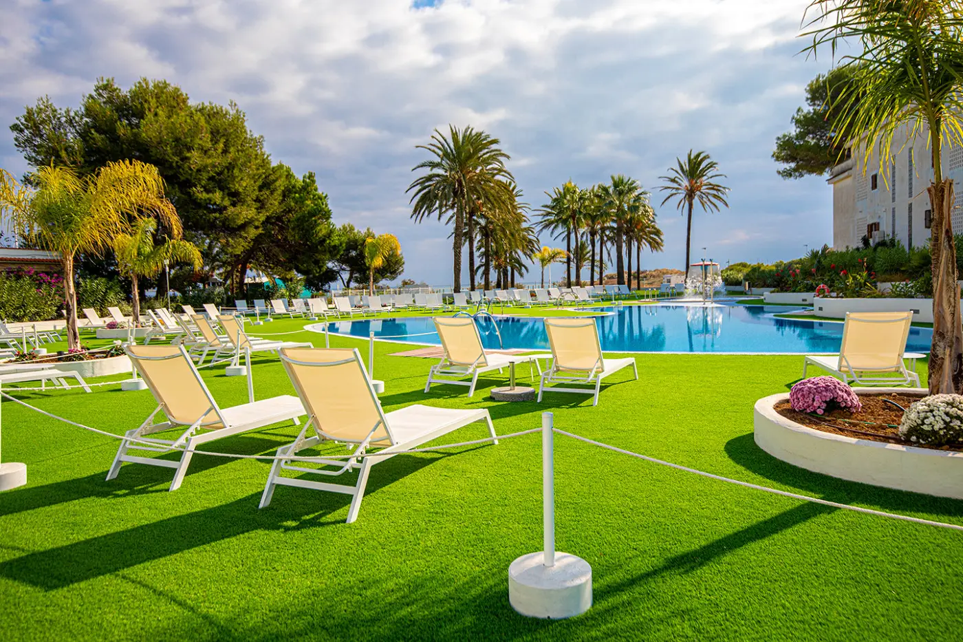 Pelouse et piscine d'Alcossebre Sea Experience avec la mer en arrière-plan