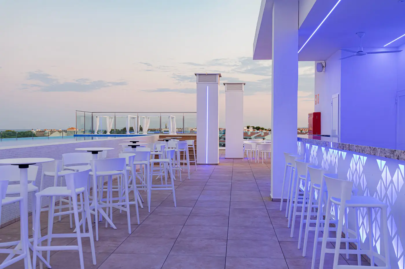 Bar du skybar d'Alcossebre Sea Experience sur le toit, à côté de la piscine à débordement, à Alcossebre