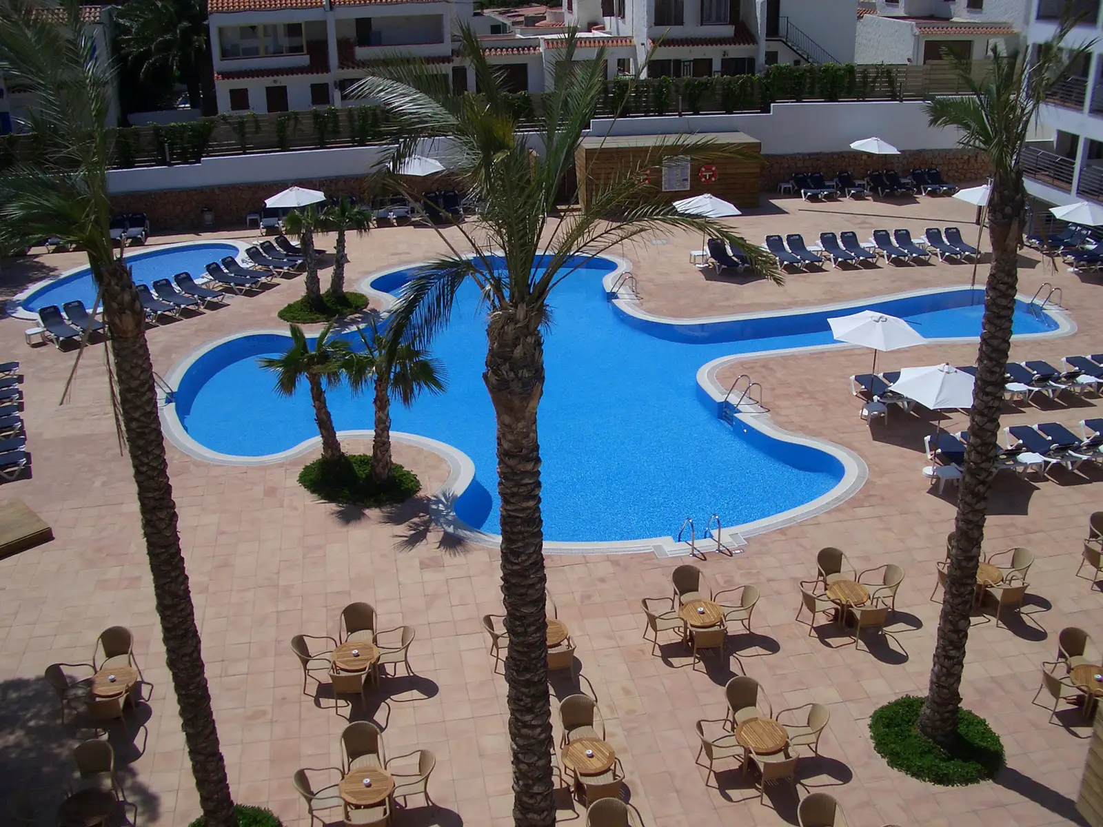 Basen Hotelu Alcossebre widziany z góry, z palmami i leżakami