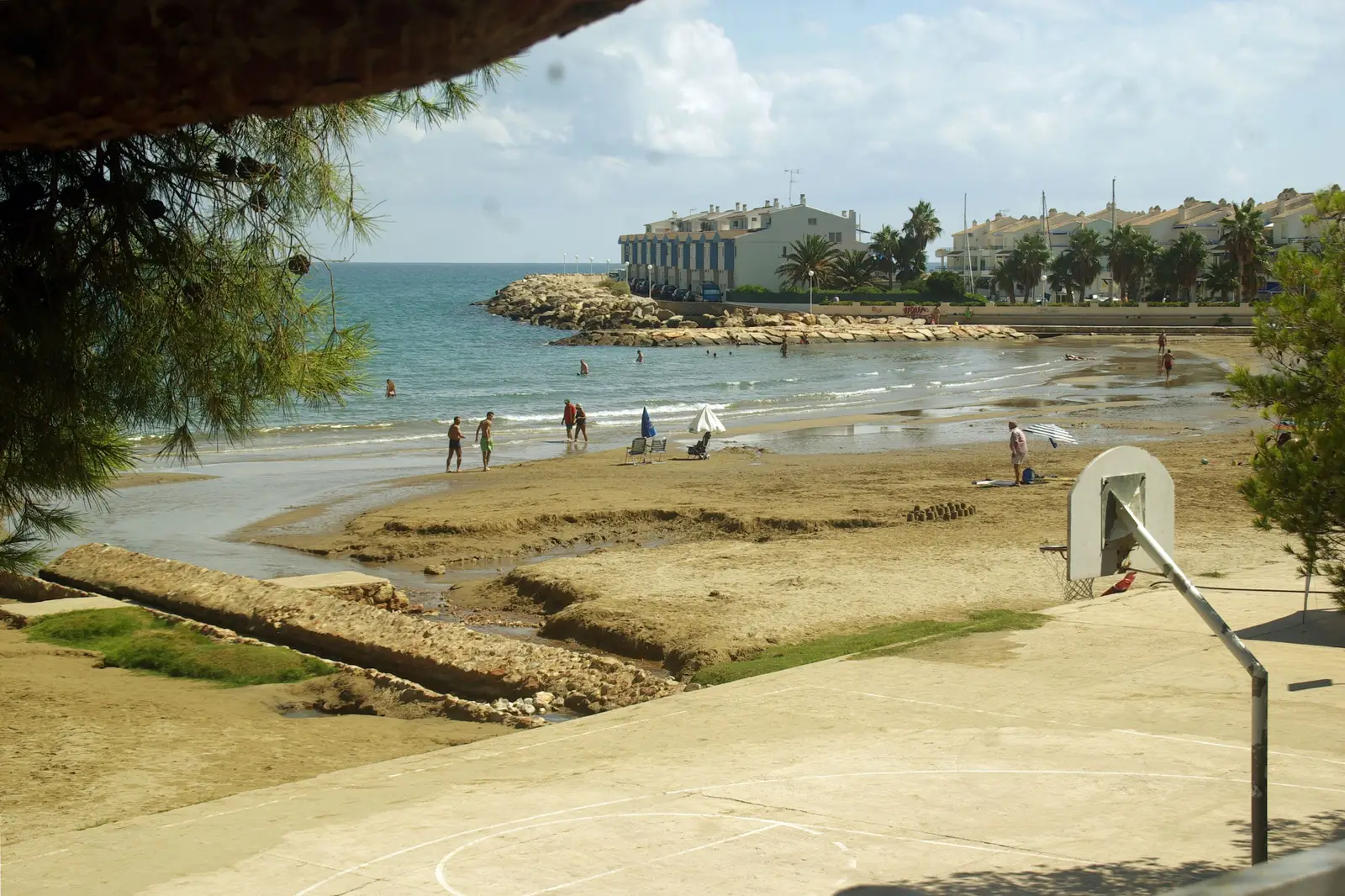 Źródło słodkiej wody na plaży Les Fonts (Las Fuentes) w Alcossebre